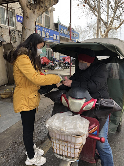 （第四部分配圖）吳麗敏在做測(cè)溫登記_副本.jpg